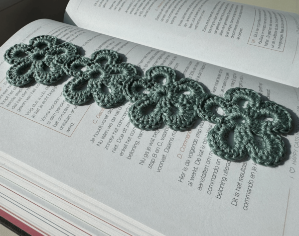 Crochet Bookmark Flowers - Image 3